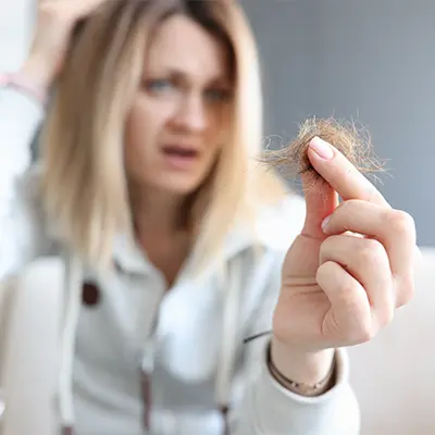 Caída de pelo por estrés tratamientos Skintopía